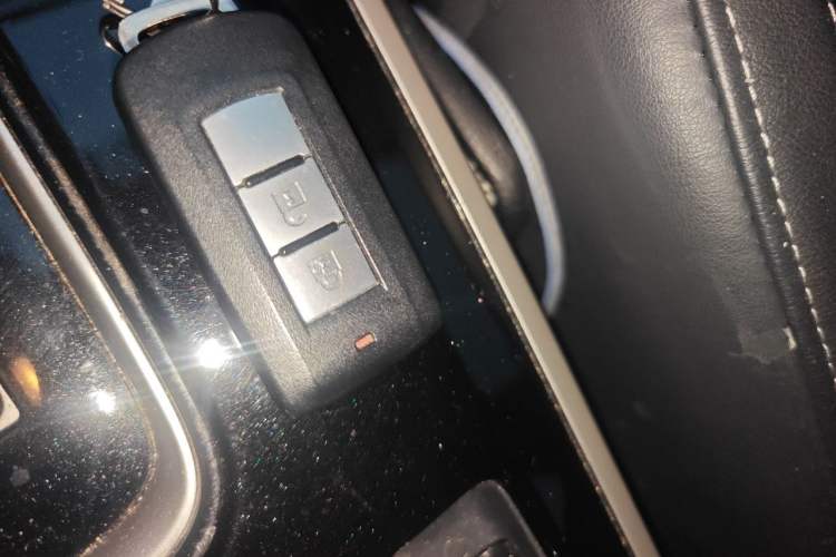 Used Mitsubishi Outlander 2019 2.0L Two-Wheel Drive Comfort Edition 7-Seater China VI Standard Vehicle Key