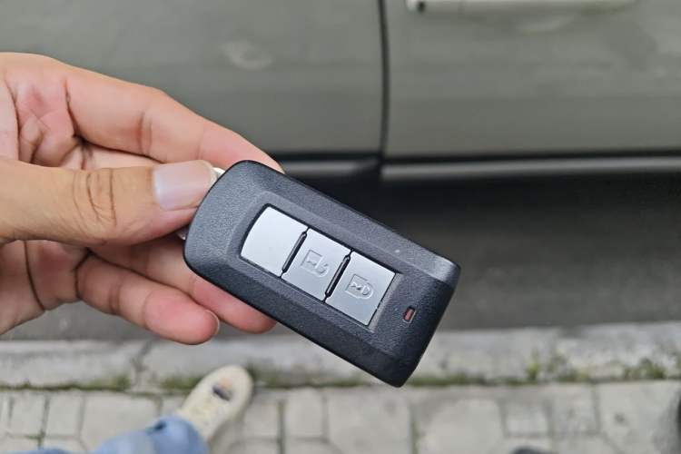 Used Mitsubishi Outlander 2019 2.0L Two-Wheel Drive Comfort Edition 5 Seats China VI Standard Vehicle Key