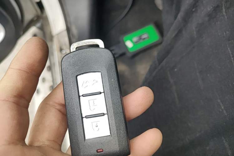 Used Mitsubishi Outlander 2019 2.4L 4x4 Zhi Xiang Edition 5 Seats China VI Standard Vehicle Key