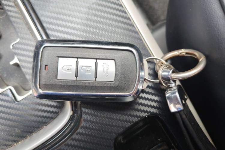 Used Mitsubishi Outlander 2019 2.4L 4x4 Zhi Xiang Edition 7 Seats China V Emission Standard Vehicle Key