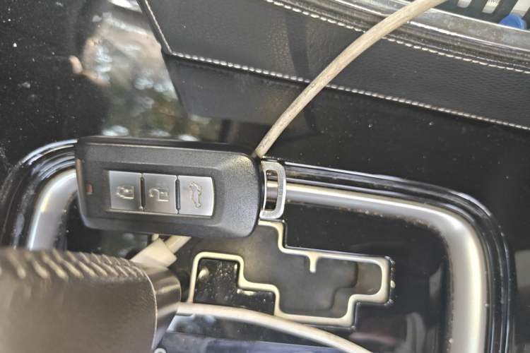 Used Mitsubishi Outlander 2019 2.4L 4x4 Zhi Xiang Edition 7 Seats China VI Standard Vehicle Key