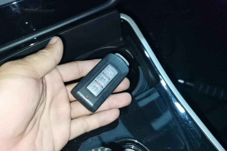 Used Mitsubishi Outlander 2019 2.4L 4x4 Zhi Xiang Edition 5 Seats China VI Standard Vehicle Key