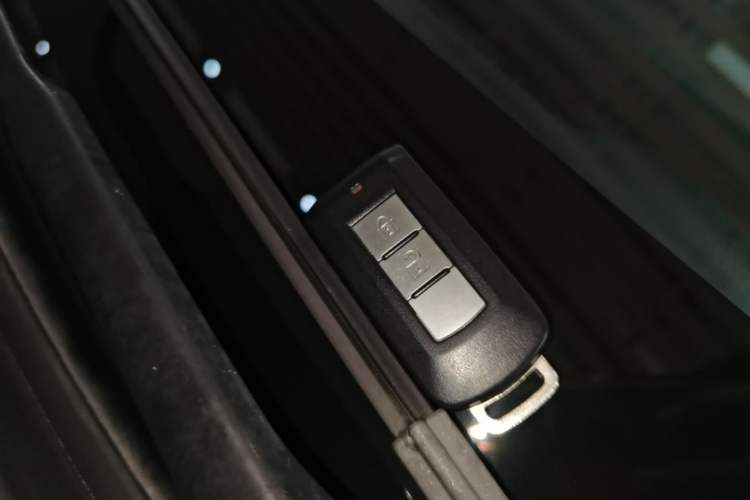 Used Mitsubishi Outlander 2019 2.0L Two-Wheel Drive Comfort Edition 7-Seater China VI Standard Vehicle Key
