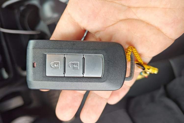 Used Mitsubishi Outlander 2019 2.0L Two-Wheel Drive Comfort Edition 7-Seater China VI Standard Vehicle Key