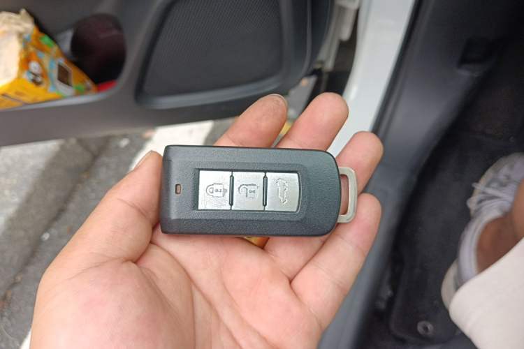 Used Mitsubishi Outlander 2019 2.4L 4x4 Zhi Xiang Edition 7 Seats China VI Standard Vehicle Key