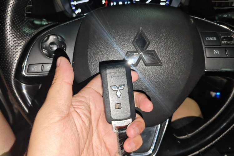 Used Mitsubishi Outlander 2019 2.0L Two-Wheel Drive Comfort Edition 7-Seater China VI Standard Vehicle Key