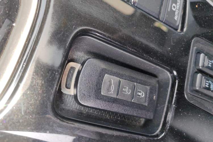 Used Mitsubishi Outlander 2019 2.0L Two-Wheel Drive Comfort Edition 5 Seats China VI Standard Vehicle Key