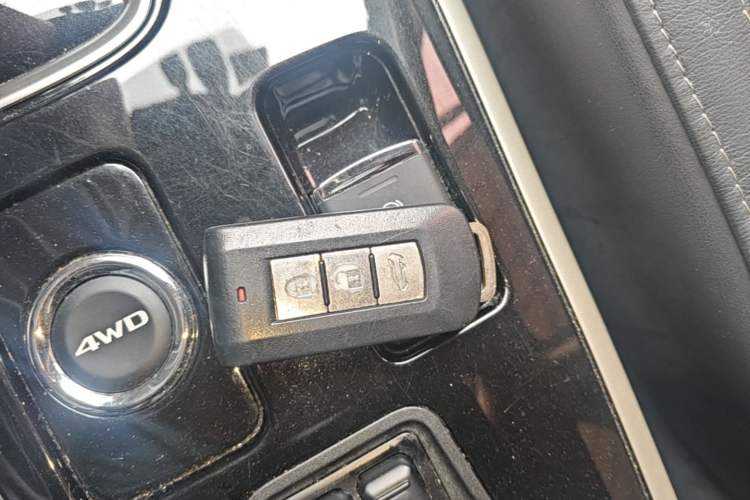 Used Mitsubishi Outlander 2019 2.4L 4x4 Zhi Xiang Edition 5 Seats China V Emission Standard Vehicle Key