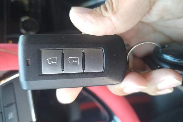 Used Mitsubishi Outlander 2019 2.0L Two-Wheel Drive Comfort Edition 7-Seater China VI Standard Vehicle Key