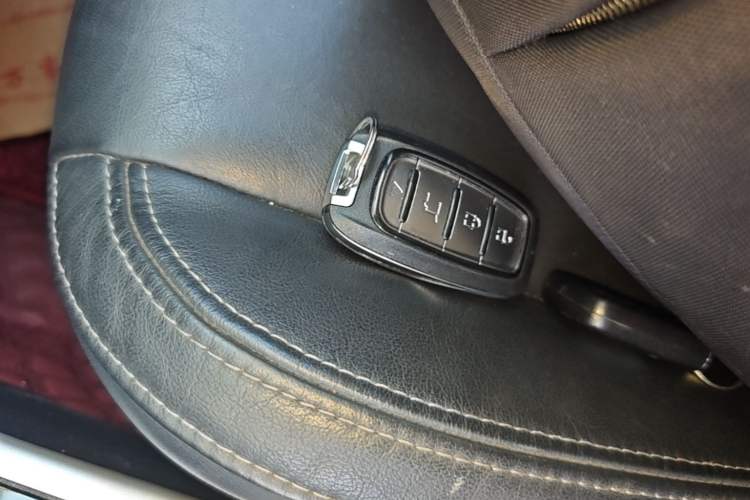 Used Mitsubishi Outlander 2019 2.4L 4x4 Zhi Xiang Edition 7 Seats China VI Standard Vehicle Key