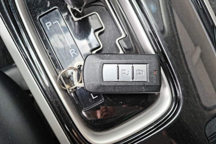 Used Mitsubishi Outlander 2019 2.0L Two-Wheel Drive Comfort Edition 5 Seats China V Standard Vehicle Key