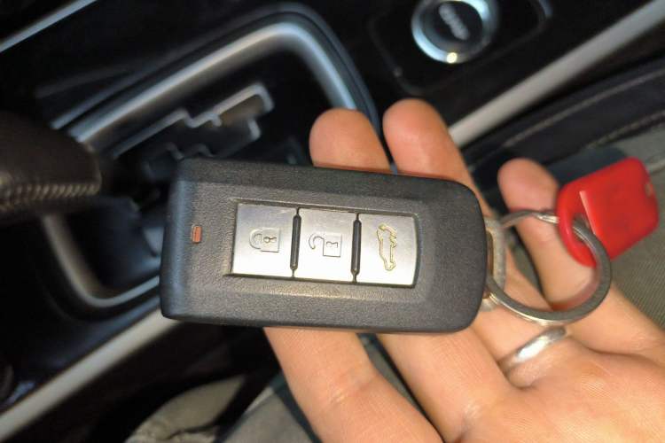 Used Mitsubishi Outlander 2019 2.4L 4x4 Zhi Xiang Edition 7 Seats China VI Standard Vehicle Key