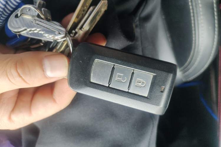 Used Mitsubishi Outlander 2019 2.0L Two-Wheel Drive Comfort Edition 7-Seater China VI Standard Vehicle Key