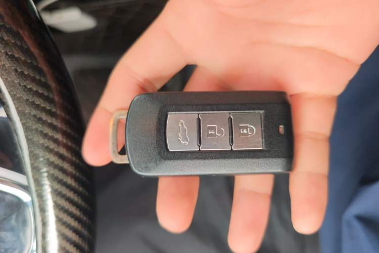 Used Mitsubishi Outlander 2019 2.4L Two-Wheel Drive ZhiXing Version 5 Seats China V Emission Standard Vehicle Key