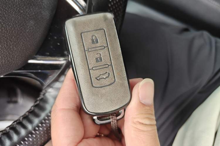 Used Mitsubishi Outlander 2019 2.4L 4x4 Zhi Xiang Edition 7 Seats China VI Standard Vehicle Key