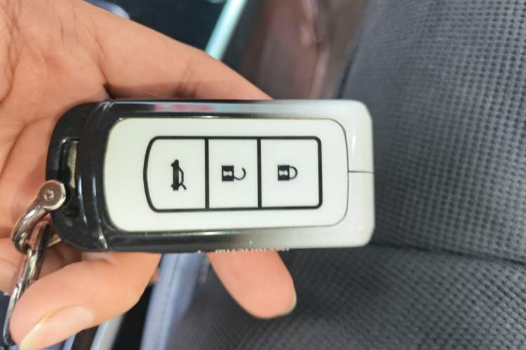 Used Mitsubishi Outlander 2019 2.0L Two-Wheel Drive Comfort Edition 5 Seats China VI Standard Vehicle Key