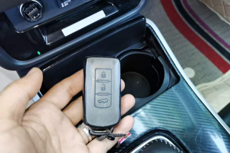 Used Mitsubishi Outlander 2019 2.4L 4x4 Zhi Xiang Edition 7 Seats China VI Standard Vehicle Key