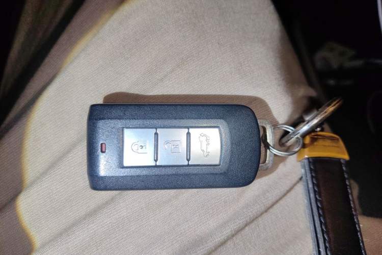Used Mitsubishi Outlander 2019 2.4L 4x4 Zhi Xiang Edition 5 Seats China V Emission Standard Vehicle Key