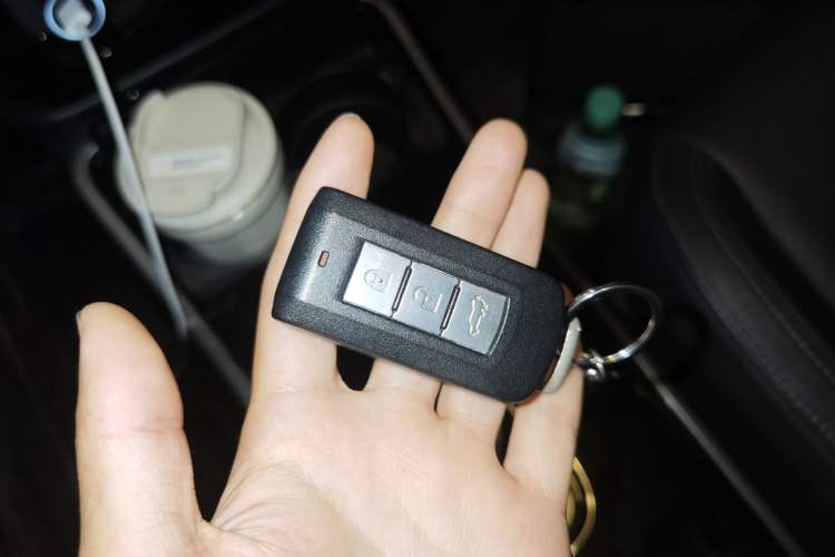 Used Mitsubishi Outlander 2019 2.4L 4x4 Zhi Xiang Edition 5 Seats China V Emission Standard Vehicle Key