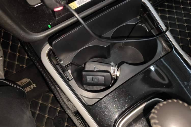 Used Mitsubishi Outlander 2019 2.0L Two-Wheel Drive Comfort Edition 7-Seater China VI Standard Vehicle Key