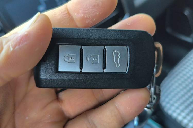 Used Mitsubishi Outlander 2019 2.4L 4x4 Zhi Xiang Edition 7 Seats China VI Standard Vehicle Key