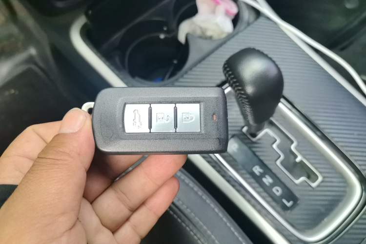 Used Mitsubishi Outlander 2019 2.4L 4x4 Zhi Xiang Edition 7 Seats China V Emission Standard Vehicle Key