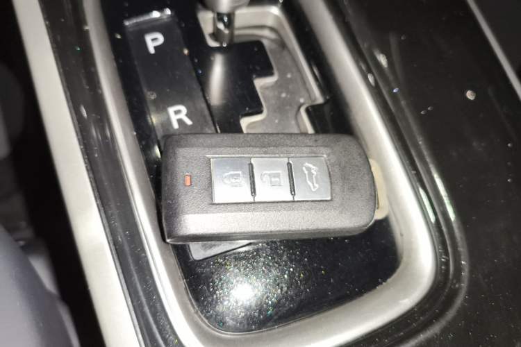 Used Mitsubishi Outlander 2019 2.4L 4x4 Zhi Xiang Edition 5 Seats China VI Standard Vehicle Key