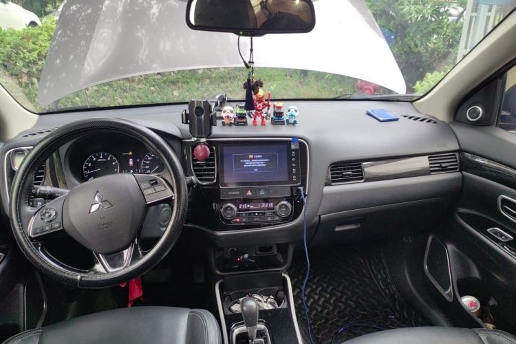 Used Mitsubishi Outlander 2019 2.0L Two-Wheel Drive Comfort Edition 5 Seats China V Standard Center Console