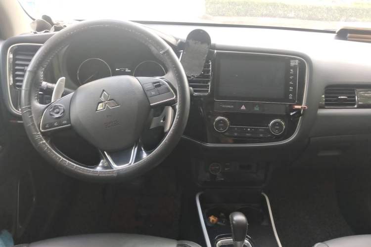 Used Mitsubishi Outlander 2019 2.4L 4x4 Zhi Xiang Edition 5 Seats China V Emission Standard Center Console