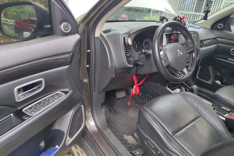 Used Mitsubishi Outlander 2019 2.0L Two-Wheel Drive Comfort Edition 5 Seats China V Standard Driver Seat
