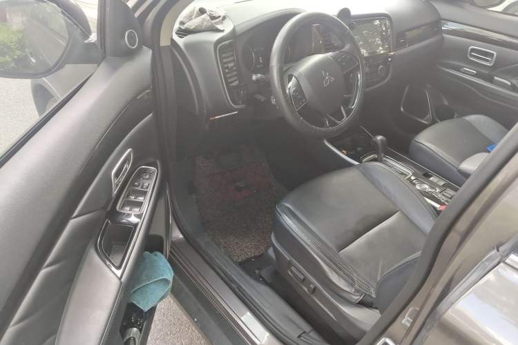 Used Mitsubishi Outlander 2019 2.4L 4x4 Zhi Xiang Edition 5 Seats China V Emission Standard Driver Seat