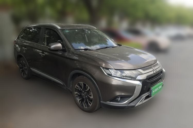 Used Mitsubishi Outlander 2019 2.4L 4x4 Zhi Xiang Edition 5 Seats China V Emission Standard Front Right 45 Deg