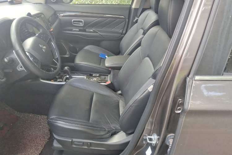 Used Mitsubishi Outlander 2019 2.4L 4x4 Zhi Xiang Edition 5 Seats China V Emission Standard Left Front Seat