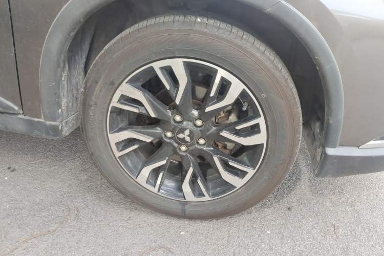Used Mitsubishi Outlander 2019 2.4L 4x4 Zhi Xiang Edition 5 Seats China V Emission Standard Right Front Wheel Hub
