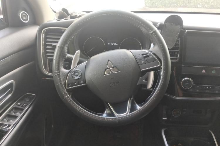 Used Mitsubishi Outlander 2019 2.4L 4x4 Zhi Xiang Edition 5 Seats China V Emission Standard Steering Wheel