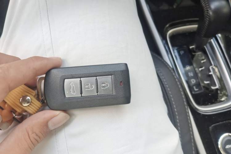 Used Mitsubishi Outlander 2019 2.4L 4x4 Zhi Xiang Edition 5 Seats China V Emission Standard Vehicle Key
