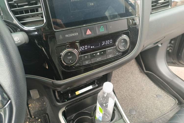 Used Mitsubishi Outlander 2020 2.4L 4x4 Zhi Xiang Edition 7-Seater Audio And AC Panel