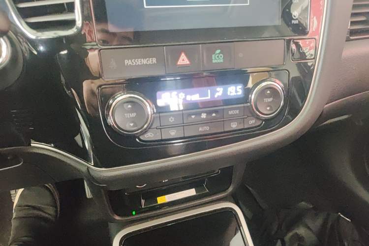 Used Mitsubishi Outlander 2020 2.4L 4x4 Zhi Xiang Edition 5 Seats Audio And AC Panel