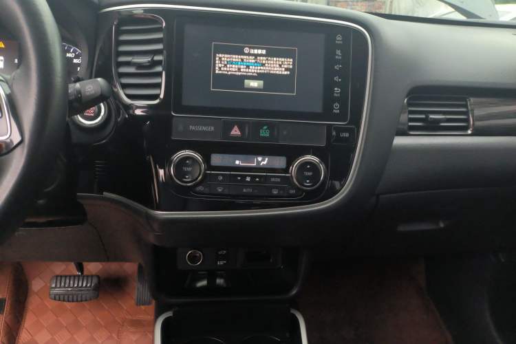 Used Mitsubishi Outlander 2020 2.4L 4x4 Zhi Xiang Edition 7-Seater Audio And AC Panel