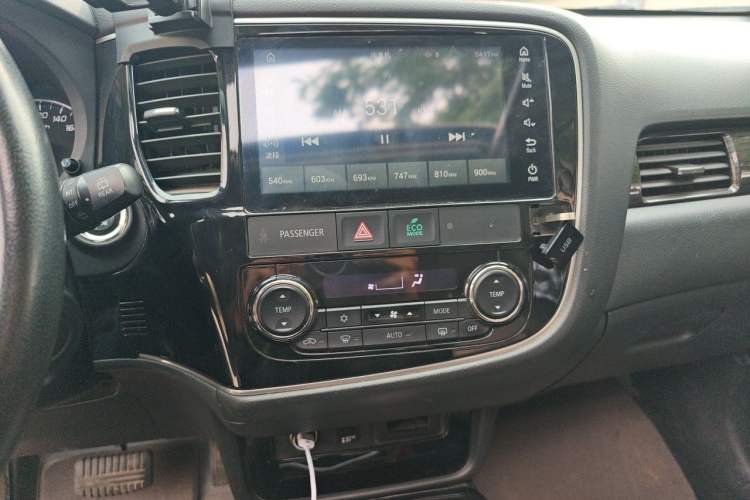 Used Mitsubishi Outlander 2020 2.4L 4x4 Zhi Xiang Edition 7-Seater Audio And AC Panel