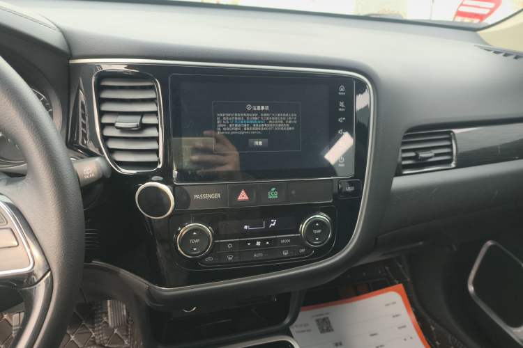 Used Mitsubishi Outlander 2020 2.0L Two-Wheel Drive Comfort Edition 7-Seater Audio And AC Panel