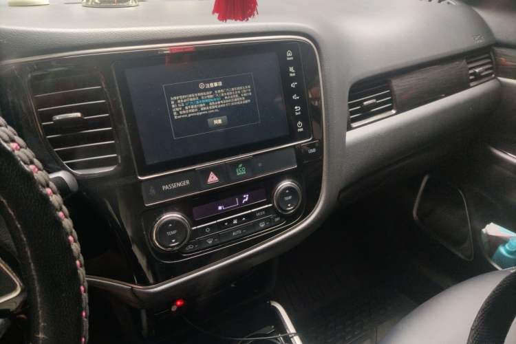 Used Mitsubishi Outlander 2020 2.0L Two-Wheel Drive Comfort Edition 7-Seater Audio And AC Panel
