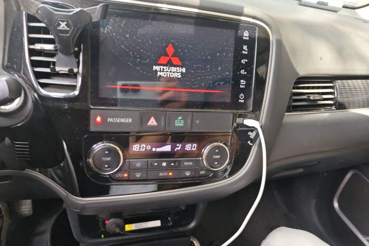 Used Mitsubishi Outlander 2020 2.0L Two-Wheel Drive Comfort Edition 7-Seater Audio And AC Panel