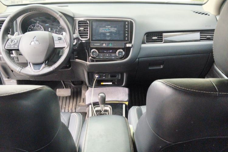 Used Mitsubishi Outlander 2020 2.4L 4x4 Zhi Xiang Edition 7-Seater Center Console