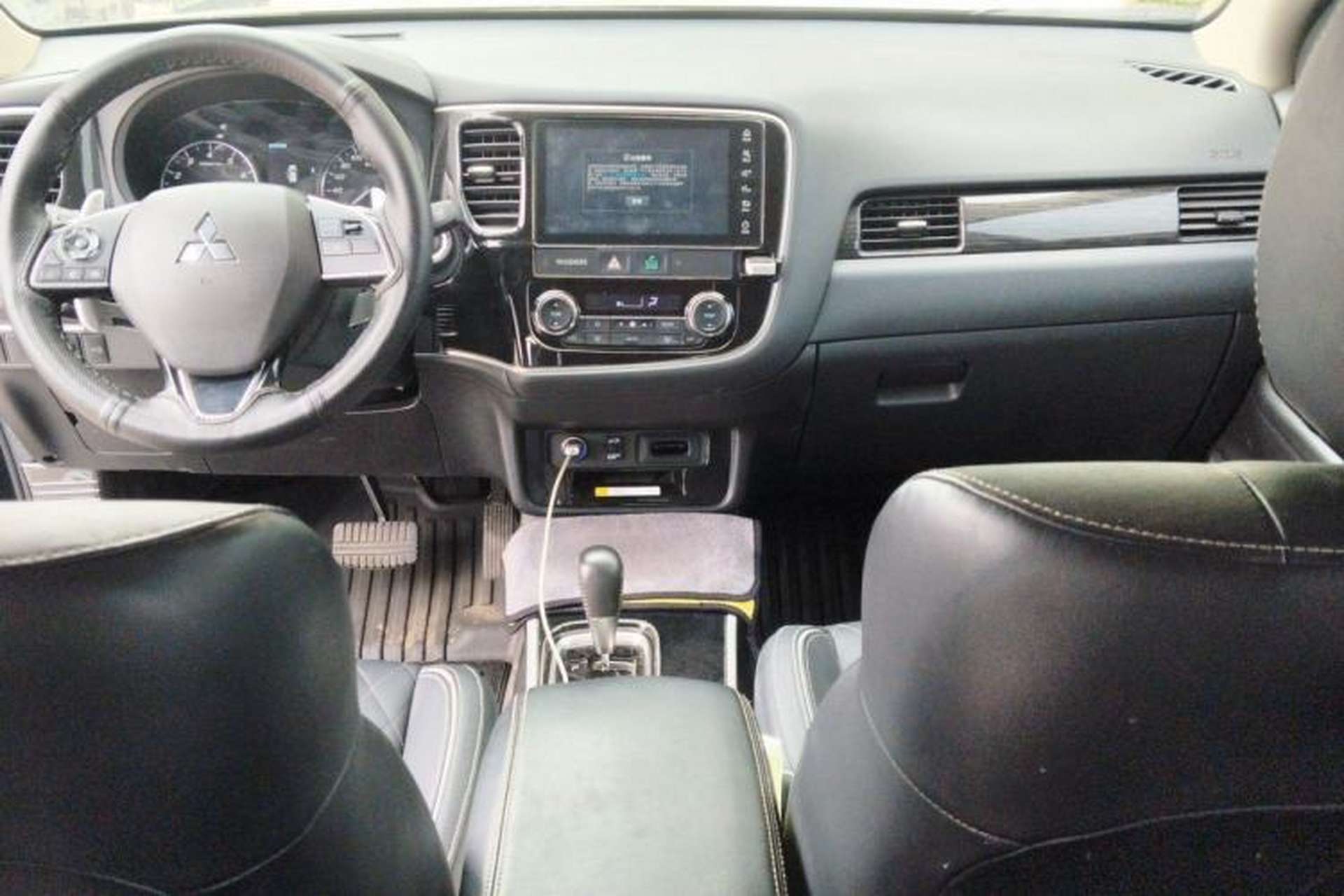 Used Mitsubishi Outlander 2020 2.4L 4x4 Zhi Xiang Edition 7-Seater Center Console