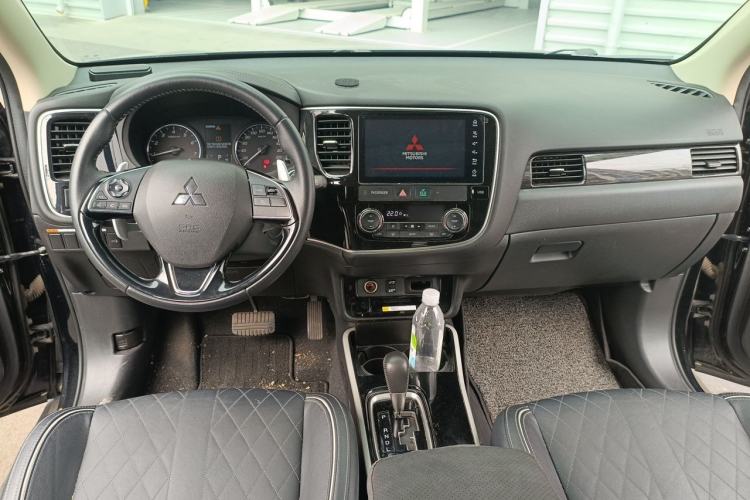 Used Mitsubishi Outlander 2020 2.4L 4x4 Zhi Xiang Edition 7-Seater Center Console