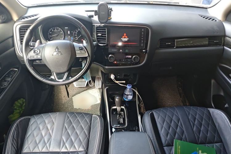 Used Mitsubishi Outlander 2020 2.4L 4x4 Zhi Xiang Edition 5 Seats Center Console