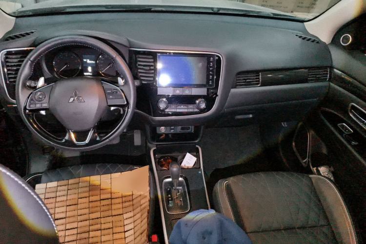 Used Mitsubishi Outlander 2020 2.4L 4x4 Zhi Xiang Edition 7-Seater Center Console