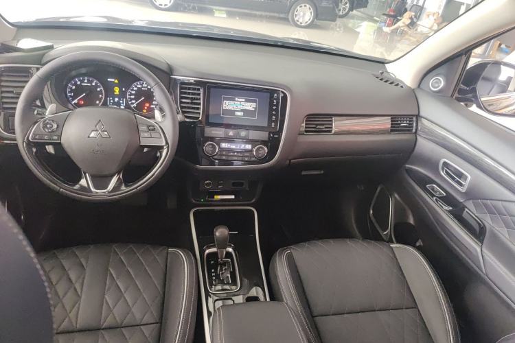 Used Mitsubishi Outlander 2020 2.4L 4x4 Zhi Xiang Edition 5 Seats Center Console