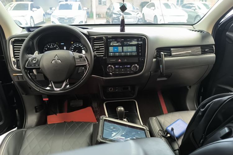 Used Mitsubishi Outlander 2020 2.4L 4x4 Zhi Xiang Edition 5 Seats Center Console